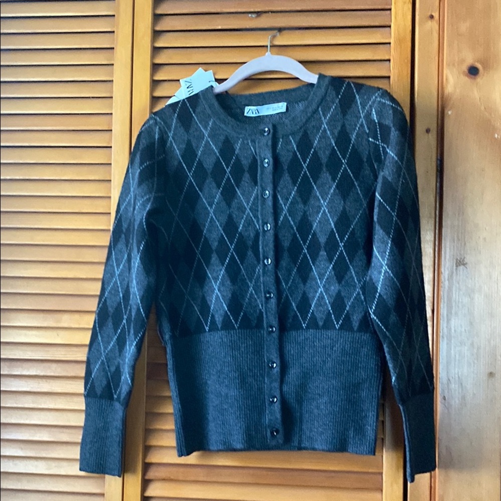 Zara Gray Argyle Cardigan Sweater very nice and warm long sleeve round neck